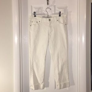 White low-rise capris